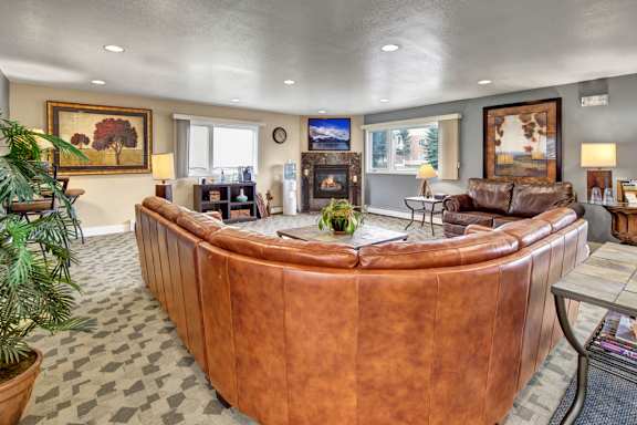 The Club at Eagle Point Apartments - Lounge
