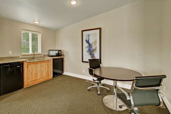 Four Seasons Apartments - Lounge