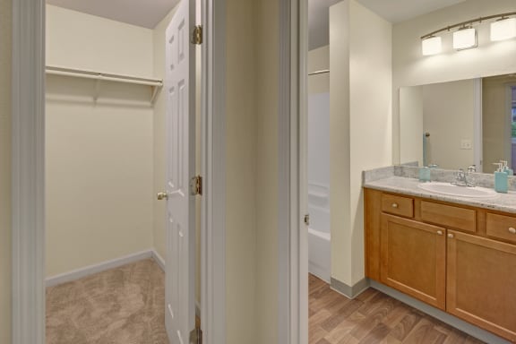 Hillside Chalet Apartments - Bathroom