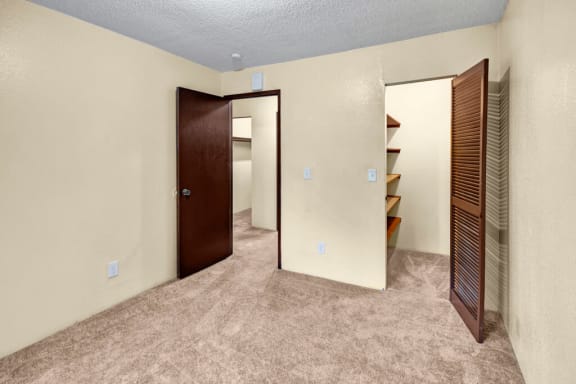 Hillside Chalet Apartments - Bedroom