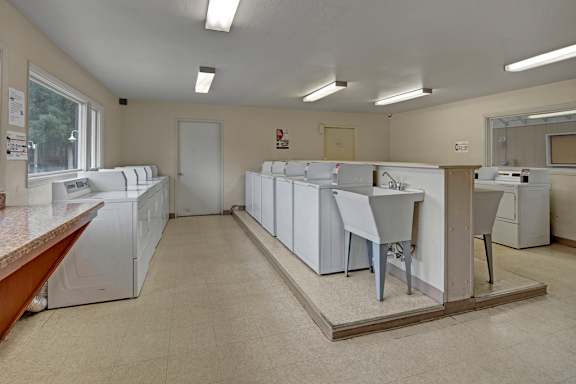 The Club at Eagle Point Apartments - Laundry Room