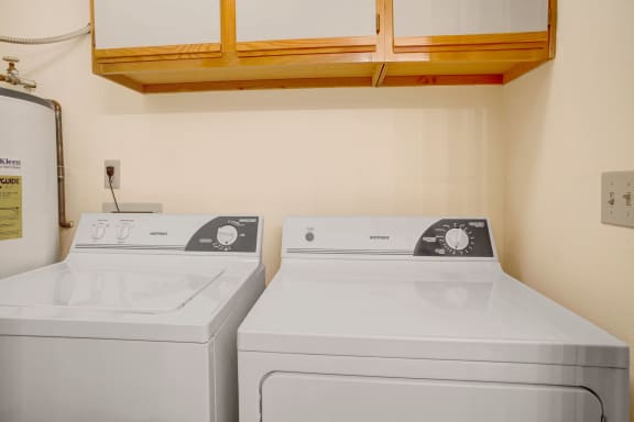 Glennbrook Laundry Apartments in Lynnwood, WA