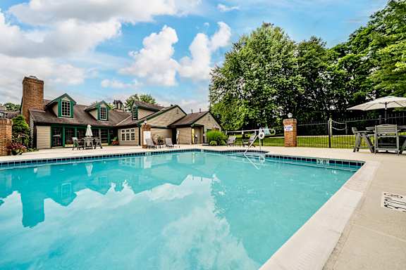 Large Pool at Hunt Club Apartments, Copley
