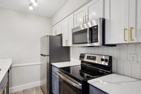 the preserve at ballantyne commons apartment kitchen with stainless steel appliances