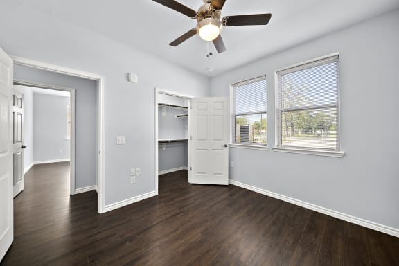 Bedroom with ceiling fan and open closet at The Aurea Apartments, Houston, 77093