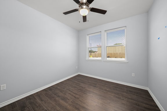 Bedroom with ceiling fan and window blinds at The Aurea Apartments, Texas, 77093