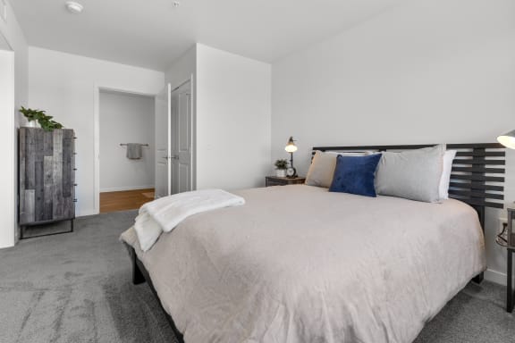 a bedroom with a large white bed and a grey rug at Yellowstone Landing, Belgrade