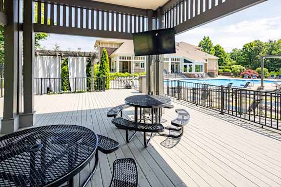 Patio with a Table and Chairs at Butternut Ridge Apartments, Ohio