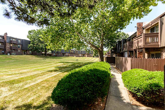 Green Lawn at London House Apartments, Lenexa