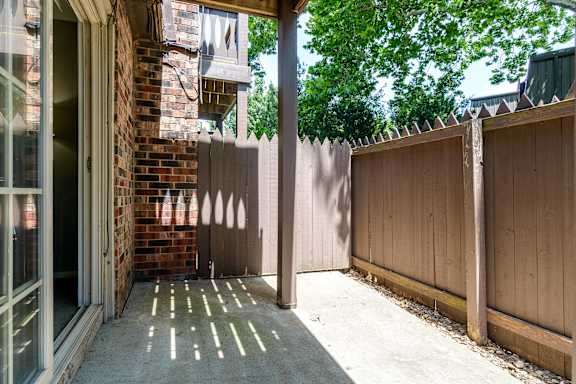 Backyard at London House Apartments, Lenexa