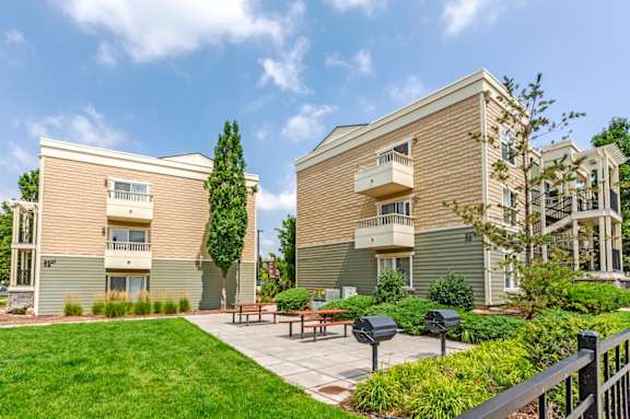 Picnic Grilling Area at Belle Creek Apartments, Henderson, CO, 80640