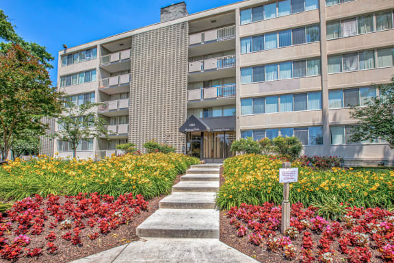 Heritage Park Apartments landscaped entry 2023