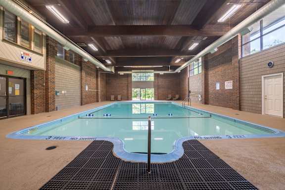 Swimming Pool at Kimberly Club Apartments, Davenport  52807