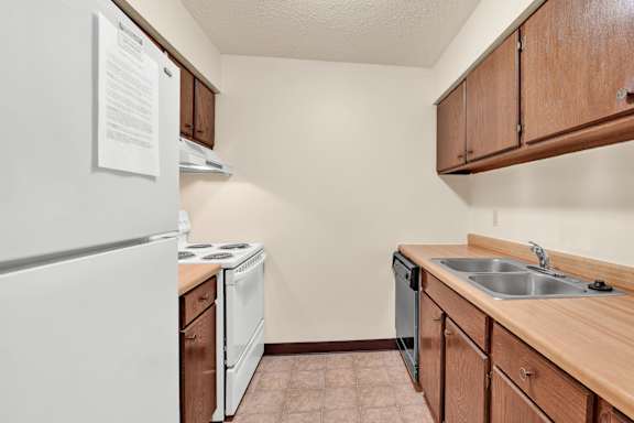 Modern Kitchen at Kimberly Club Apartments, Davenport