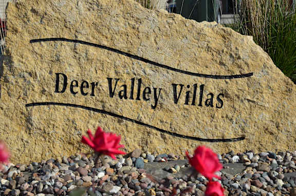 A stone sign that says Deer Valley Villas.
