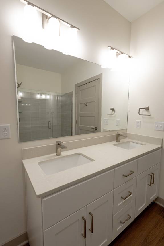 A bathroom with a sink and mirror.