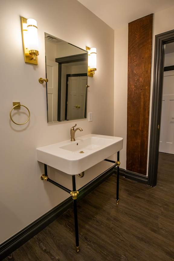 A bathroom with a sink and mirror.