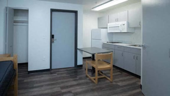 IH 410 studio