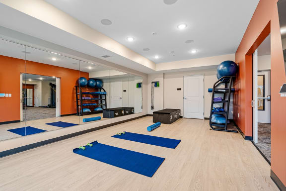 the preserve at ballantyne commons fitness room with yoga mats and mirrors