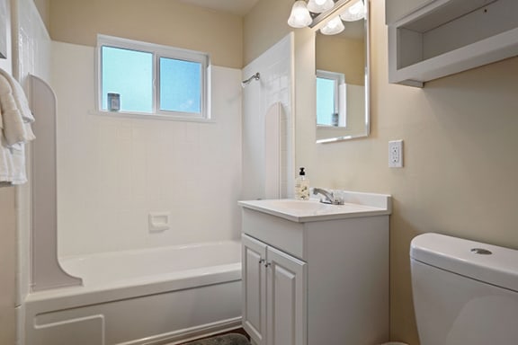 Bathroom With Bathtub at Parkside Apartments, Davis, CA, 95616