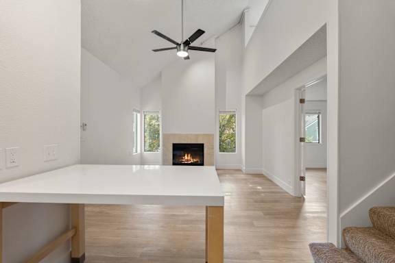 Comfortable room with fire and fan at AVIA Lofts on Parkway, Washington , 98662