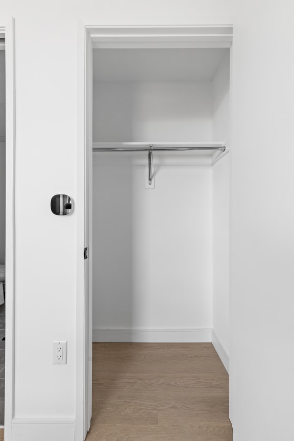 Solo Suite Closet