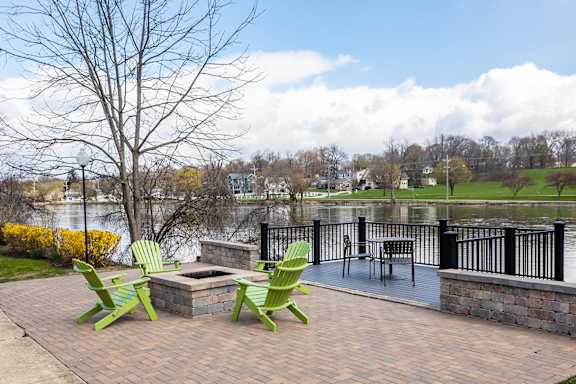 Lakeside Patio at The View Apartments St Charles, St Charles