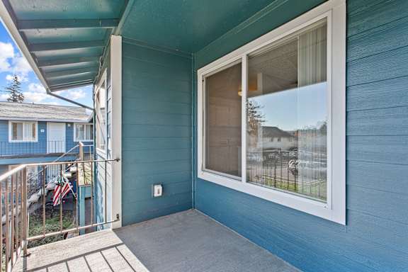 Exterior Living Area at Garden Villa Apartments, Oregon, 97266