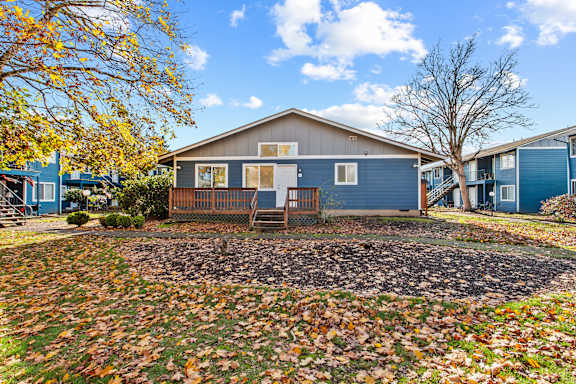 Apartment Exterior at Garden Villa Apartments, Portland, Oregon