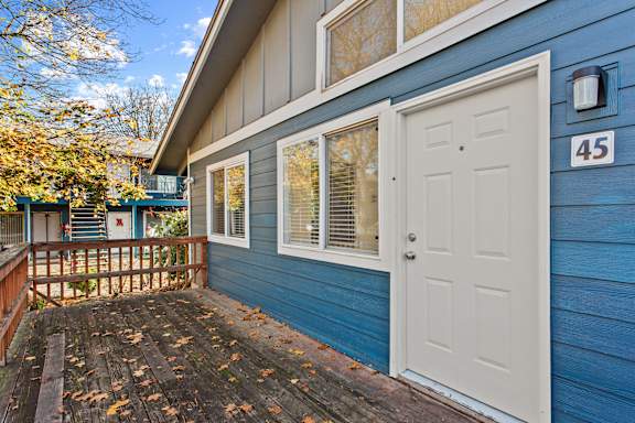 Front Porch Area at Garden Villa Apartments, Portland, OR