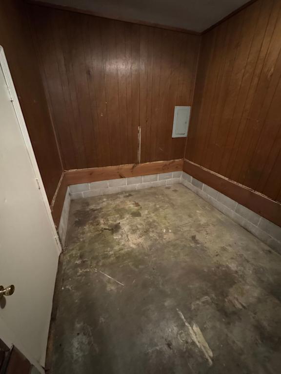 A room with a wooden ceiling and a dirty wall.