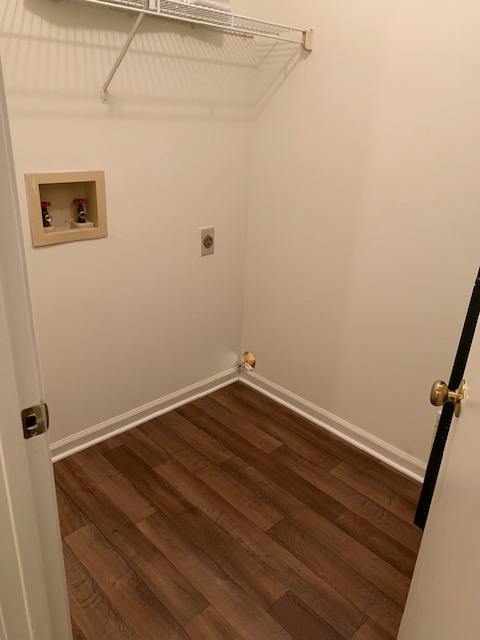 a bathroom with a mirror and a white ceiling