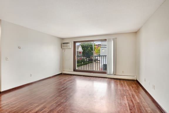 Spacious Room at 2800 Girard Apartments, Minneapolis