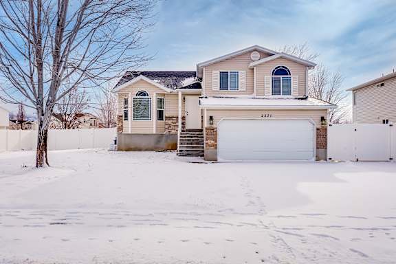 A house numbered 2272 is shown in the image.