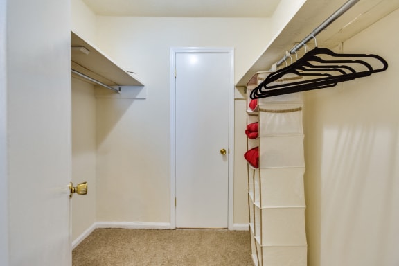 High Country Apartments walk-in closet Tuscaloosa, AL