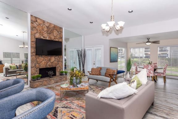 Royal Wildewood Manor&#x27;s living room with a fireplace and a tv