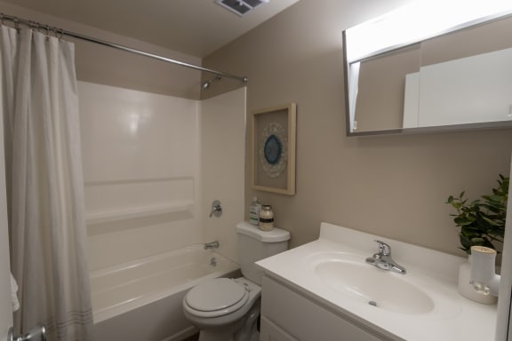 full bathroom  at Aspen Village, Cincinnati, OH