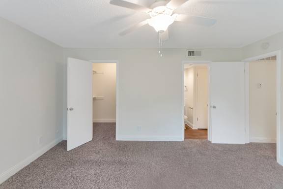 Bedroom in the 982 square foot 1 bedroom, 1 bath apartment at Cambridge Court Apartments in Dallas, TX.