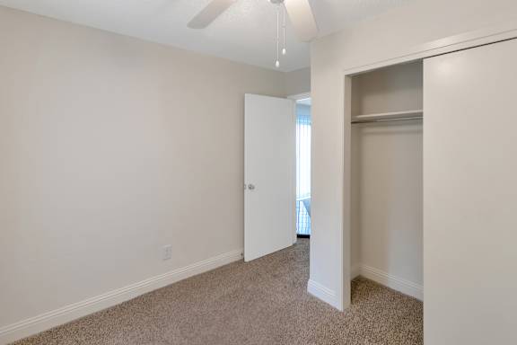 Flex space in the 982 square foot 1 bedroom, 1 bath apartment at Cambridge Court Apartments in Dallas, TX.