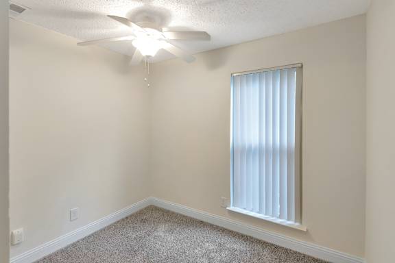 Flex space in the 982 square foot 1 bedroom, 1 bath apartment at Cambridge Court Apartments in Dallas, TX.