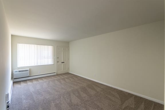 This is a photo of the living room in the 631 square foot, B-style (Ranch) 1 bedroom/1 bath floor plan at Colonial Ridge Apartments in the Pleasant Ridge neighborhood of Cincinnati, OH.