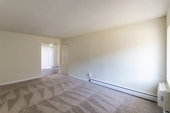 This is a photo of the living room in the 631 square foot, B-style (Ranch) 1 bedroom/1 bath floor plan at Colonial Ridge Apartments in the Pleasant Ridge neighborhood of Cincinnati, OH.