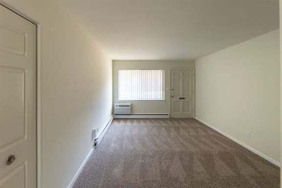 This is a photo of the living room in the 631 square foot, B-style (Ranch) 1 bedroom/1 bath floor plan at Colonial Ridge Apartments in the Pleasant Ridge neighborhood of Cincinnati, OH.