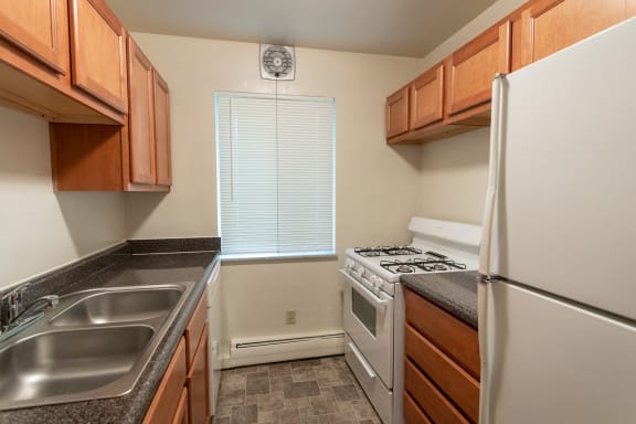 This is a photo of the kitchen in the 620 square foot, 1 bedroom, 1 bath junior floor plan at Colonial Ridge Apartments in the Pleasant Ridge neighborhood of Cincinnati, OH.