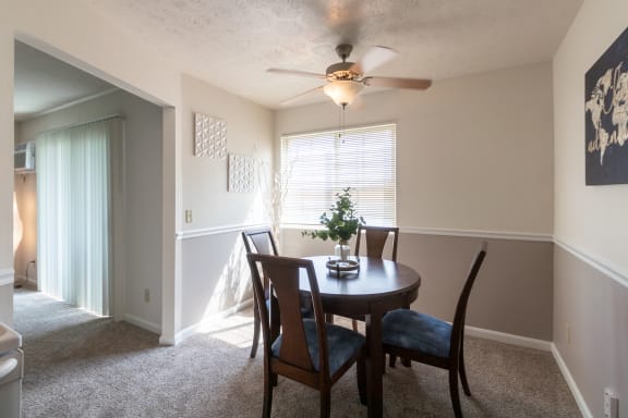dining room in the 850 square foot, 1 bedroom, 1 bath apartmen  at Fairfield Pointe, Fairfield