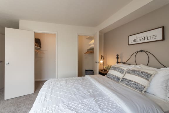 This is a picture of the bedroom in the 850 square foot, 1 bedroom, 1 bath apartment  at Fairfield Pointe, Ohio, 45014