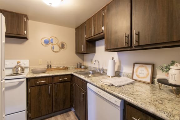 Electric Range In Kitchen at Fairfield Pointe, Fairfield, OH, 45014