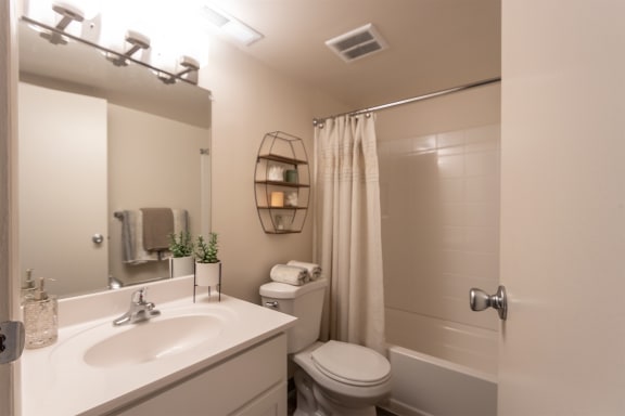 Designer Bathroom Suites at Fairfield Pointe, Fairfield, OH, 45014