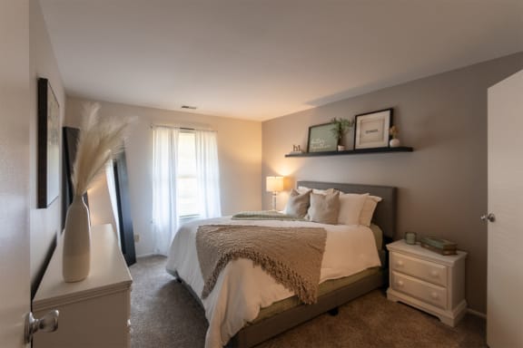 King Size Bedroom at Fairfield Pointe, Fairfield, OH