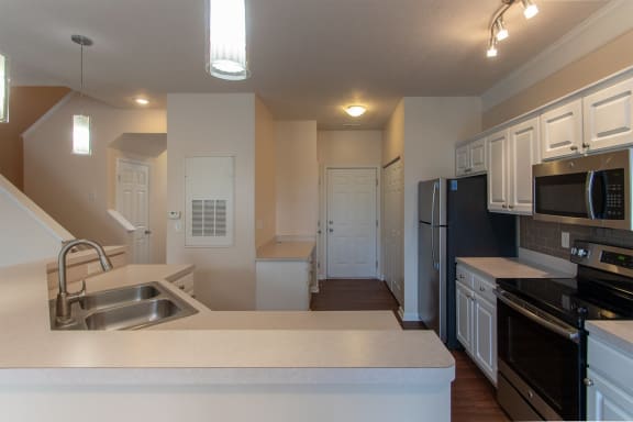 This is a photo of the kitchen in the 1578 square foot, 3 bedroom, 2 and 1/2 bath Flagship floor plan at Nantucket Apartments in Loveland, OH.